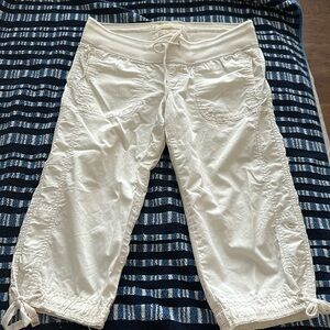 Abercrombie & Fitch cropped pants with drawstrings. Low rise.